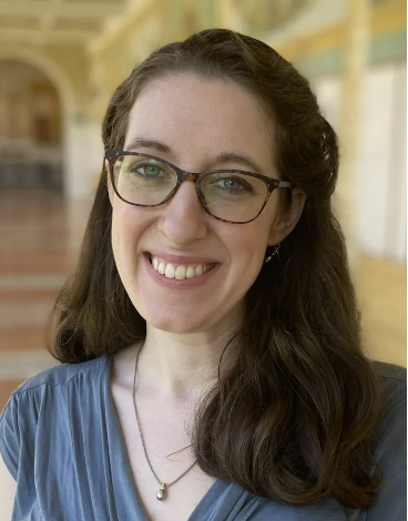 Portrait of smiling woman wearing glasses